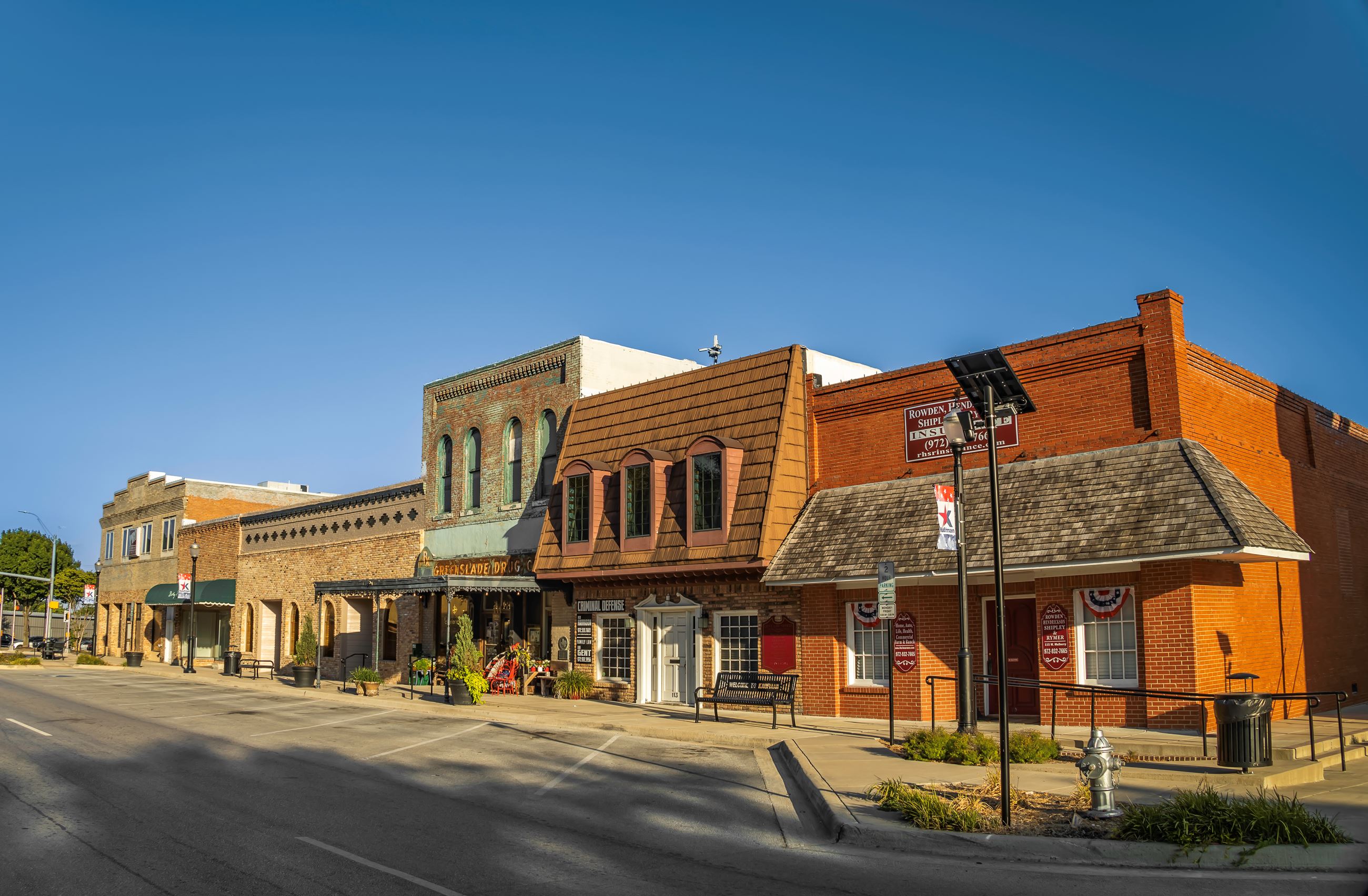 An image of the shops on the Kaufman Square.